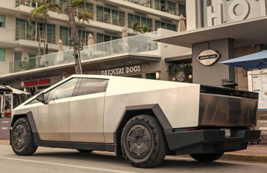 Miami, Florida, ABD - 06 Aralık 2024 Tesla Cybertruck elektrikli kamyonet vagonu. Tesla Cybertruck 'ın elektrikli arabası. Tesla Cybertruck 'ın arabası dışarıda park edilmiş. Tesla Cybertruck, köşe manzaralı..