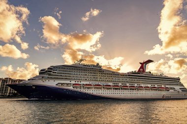 Miami, Florida, ABD - 10 Aralık 2024 Yaz Tatili Gezisi. Karnaval yolcu gemisi. Gemi turu. Gemi Miami limanından ayrılıyor. Seyahat güzergahı. Karnaval Gündoğumu yolcu gemisi yolculuğu.