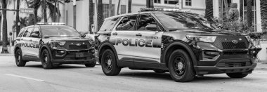Miami, Florida, ABD - 18 Kasım 2024: 911 acil durum aracı. Polis arabası Ford Interceptor, Miami 'de, köşe manzaralı. Ford Interceptor. Polis arabası dışarıda. Acil 911 servisi. Polis devriyesi.