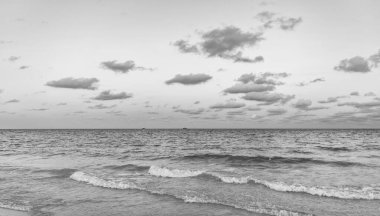 Deniz manzarasında romantik yaz tatili gündoğumu. Deniz ufku manzarası. Yaz tatilinde bulutlu gökyüzü ve deniz manzarası. Deniz ufkuyla gökyüzü. Deniz doğarken sakin ufuk manzarası. Yatay çizgi.