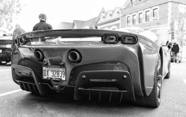 Chicago, Illinois - 29 Eylül 2024 Ferrari sf90 stradale sarı renk. Ferrari SF90 Stradale sokağa park etmiş. Arkadan bak. Lüks Ferrari sf90 Stradale Chicago 'da