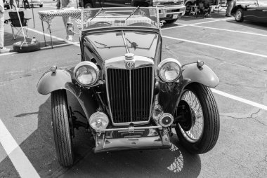 Chicago, Illinois, ABD - 08 Eylül 2024: MG TC Roadster 2 koltuklu spor üstü açılır araç, ön görüş. Retro spor araba yeşil renk. Üstü açık MG TC araba. Chicago 'da MG TC