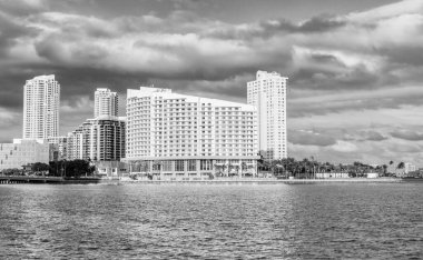 Rıhtım mimarisi. Yerleşim yeri gökdeleni. Modern rıhtım binası. Günbatımı şehrinde gökdelen. Şehir gökdelen binası. Konut mimarisi. Nehirli Brickell Anahtarı.