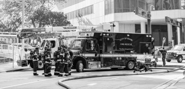 Miami, Florida, ABD - 01 Aralık 2024: İtfaiye aracı. Miami 'de itfaiye. İtfaiyeci takım çalışması kurtarma görevinde. Miami İtfaiyecisi. 911 acil durum. Üniformalı itfaiyeci. İtfaiyeci takımı..