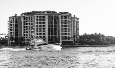 Yaz tatili. Fisher Adası konut binası ve lüks yat teknesi. Sürat teknesi Fisher Adası, Miami 'den geçiyor. Miami mimarisi, Florida. Fisher Adası 'nda lüks bir yat teknesi. Liman manzarası.