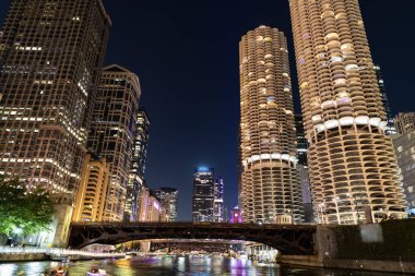 Gökdelen şehir manzarası. Chicago 'nun gece şehri. İş şehri. Chicago gökdelen binasının gece manzarası. Chicago gökdelenin mimarisi. Şehir gecesi aydınlatılmış bina. Gece ufuk çizgisi görünümü.