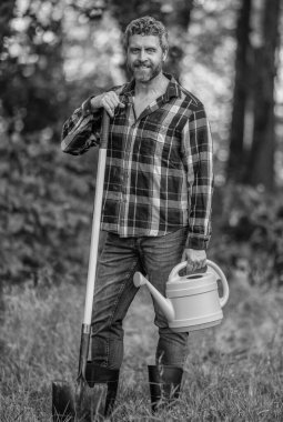 İnsan kürekle ağaç diker. Bahçe aleti. Bitki yetiştiriyorum. Bahar çiftçiliği. Ağaç dikiyorum. Bahçıvanlık ve tarım. Kürekli İspanyol bir çiftçi. Bahar çiftliğindeki çiftçi. Bahçıvan sebze ekiyor..