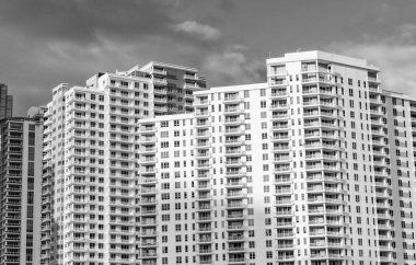 Modern apartman binası. Daire otel binası. Binanın düşük açılı görüntüsü. Konut mimarisi. Mimari dış görünüş ayrıntıları. Ev, modern dış görünüş. Yerleşim alanı.