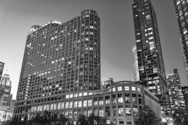 Gece iş gökdeleninde. Şehir merkezindeki gökdelen. Şehir mimarisi. İş bölgesindeki ofis binası. Modern cam bina. Chicago gece şehri. Chicago gökdeleninin gece manzarası.