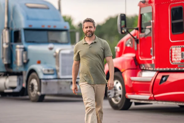 Kamyon şoförü. Kamyon kamyonunun yanında bir erkek kamyon şoförü. Nakliye araçları. Yarı kamyon aracı. İspanyol kamyoncu adam. Kamyonetin önündeki İspanyol şoför. Kamyon sahibi. Teslimat sürücüsü.