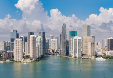 Miami şehir merkezindeki Brickell ufuk çizgisinin hava görüntüsü. Miami 'deki gökdelenler. Brickell finans bölgesinin manzarası. Brickell, Miami 'de. Şehir manzaralı Brickell Kentsel manzarası