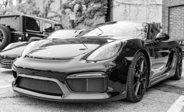 Chicago, Illinois - 29 Eylül 2024: 2016 Porsche Cayman GT4 siyah renk. 2016 model Porsche Cayman GT4 sokağa park etmiş. Köşeden bak. 2016 Porsche Cayman GT4, Chicago