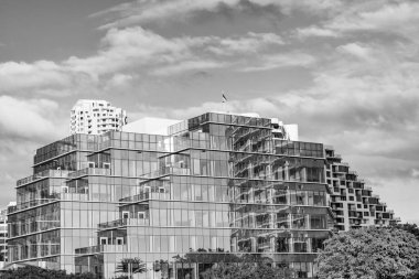 Modern cam bina. İş şehrinde bina. Şehir merkezi mimarisi. Şehir merkezindeki ofis binası. Brickell Anahtarı. Cam bina mimarisi. Mimari cam gibi dış görünüş.