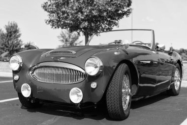 Chicago, Illinois, ABD - 08 Eylül 2024: 1962 Austin Healey 3000 iki koltuklu, üstü açılabilir eski araba, köşe manzaralı. Retro araba. Retro Austin Healey 3000 araba. Chicago 'dan Austin Healey