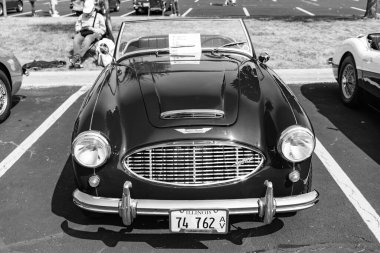 Chicago, Illinois, ABD - 08 Eylül 2024: Austin Healey 100-6 iki koltuklu, üstü açılır eski araba, ön manzara. Retro araba. Retro Austin Healey 100-6 numaralı araba. Chicago 'dan Austin Healey