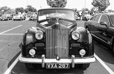 Chicago, Illinois, ABD - 08 Eylül 2024: Rolls Royce Silver Wraith aracı, ön görüş. Eski model bir araba. Rolls Royce Silver Wraith arabası. Rolls Royce Silver Wraith Chicago 'da