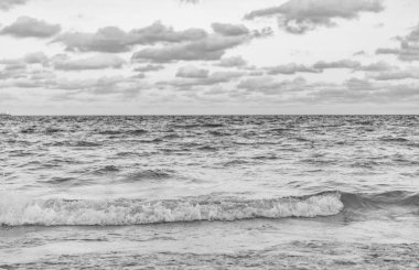 Yaz tatilinde bulutlu gökyüzü ve deniz manzarası. Deniz ufkuyla gökyüzü. Deniz doğarken sakin ufuk manzarası. Deniz manzarasında romantik yaz tatili gündoğumu. Deniz ufku manzarası. Deniz meltemi.