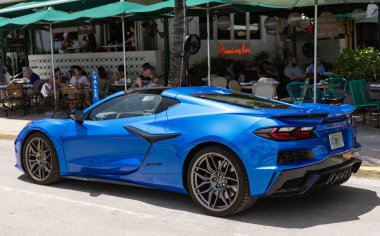 Miami, Florida, ABD - 27 Temmuz 2025: Mavi metalik Chevy C8, köşe manzaralı. Chevrolet Corvette C8 2020 üstü açık spor araba. Lüks spor araba Chevrolet Corvette. Chevrolet Corvette dışarıda park halinde..