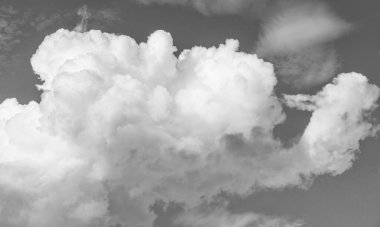 Bulutlar gökyüzünde. Bulutlar - Mavi gökyüzü ve beyaz bulutlar. Bulutlu güzel mavi gökyüzü arkaplanı. Mavi gökyüzünde beyaz kabarık bulutlar.