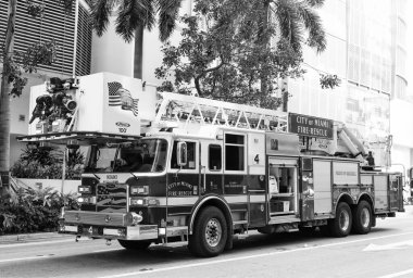 Miami, Florida, ABD - 01 Aralık 2024: Haz mat İtfaiye Aracı. İtfaiye aracı. Miami 'de itfaiye. Dışarıda büyük bir itfaiye aracı var. İtfaiye aracı, köşe manzaralı. Yüksek katlı itfaiye kurtarma..