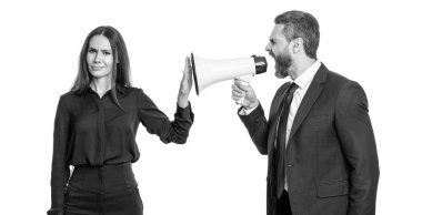 İş adamı anlaşmazlığı çözüyor. Kritik bir sorun. İş çatışması. Hoparlördeki çalışana bağıran işadamı beyazdan izole edilmiş. İş adamının terfi konusunda ortağıyla anlaşmazlığı var.