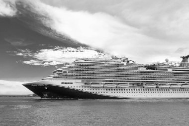 Miami, Florida, ABD - 9 Haziran 2024: Karnaval Horizon yolcu gemisi yolculuğu. Yaz tatilinde gemi turu. Karnaval yolcu gemisi. Gemi turu ve deniz seyahati. Gemi Miami sahil limanından ayrılıyor..