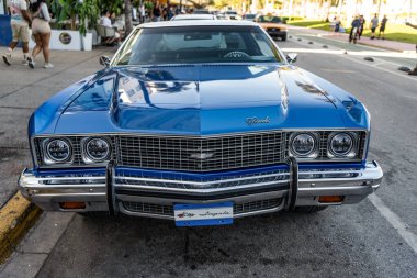 Miami, Florida, ABD - 07 Nisan 2025: Chevrolet Impala 'nın eski arabası yolda, ön manzara. Chevrolet Impala 1958 model eski bir araba. Lüks Chevrolet Impala. Klasik araç.