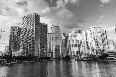 Brickell Anahtarı. Rıhtım mimarisi. Yerleşim yeri gökdeleni. Modern rıhtım binası. Günbatımı şehrinde gökdelen. Şehir gökdelen binası. Konut mimarisi. Skyline.