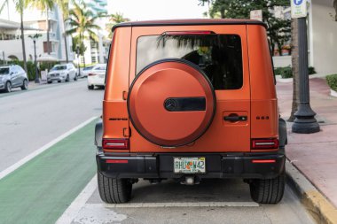 Miami, Florida, ABD - 27 Temmuz 2025 Mercedes Benz AMG 63 2022 SUV veya vagon arabası. SUV Mercedes Benz AMG 63. Mercedes Benz AMG 63 dışarıda park halinde. Turuncu mat araba, dikiz aynası..