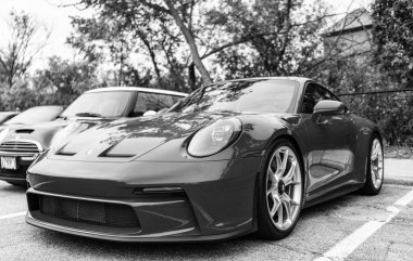 Chicago, Illinois - 29 Eylül 2024: 2023 Porsche 911 GT3 Touring kırmızı rengi. Porsche 911 GT3 turu sokağa park edilmiş. Köşeden bak. Porsche 911 GT3 Chicago turu