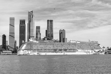 New York, ABD - 31 Mart 2024: Norveç Kaçış Gemisi Yolculuğu. New York limanında yolcu gemisi. Norveç yolcu gemisi. Gemi turu ve deniz seyahati. New York şehir manzarasında gemi.