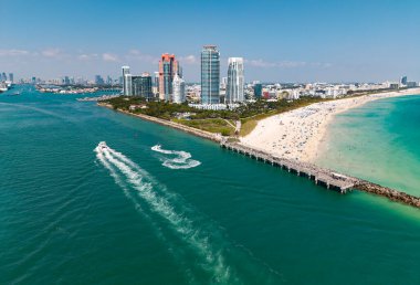 Miami ufuk çizgisinde lüks bir yat turu. Miami 'de turkuaz sulardaki teknelerin havadan görüntüsü. Güney Florida Miami 'de yat inzivası. Yelkenli gemilerle Miami şehri manzarası. Rıhtım manzarası