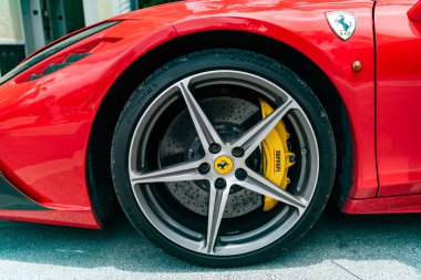 Miami, Florida, ABD - 27 Temmuz 2025 Araba Ferrari 458 açık hava. Kırmızı üstü açık araba, tekerlek lastiği. 2015 Ferrari 458 Speciale Aperta 2015 üstü açık araba. Üstü açık araba Ferrari 458 Speciale Aperta.