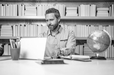 Milenyum öğretmeni coğrafyası. Coğrafya dersi veren adam. Öğretmenler günü. Eğitim fırsatları. Küresel hoca. Okul eğitimi. Okula dönüyorum. Okulda coğrafya öğretmeni.