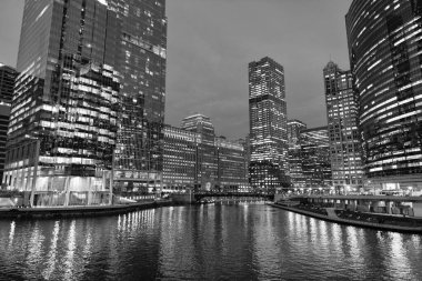 Chicago gökdelen binasının gece manzarası. Chicago gökdelenin mimarisi. Şehir gecesi aydınlatılmış bina. Gökdelen şehir manzarası. Chicago 'nun gece şehri. İş şehri.