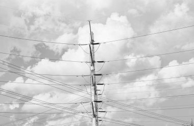 Elektrik hatları ve gökyüzü. Yeşil enerji. Elektrik voltaj istasyonu. Yüksek voltaj. Elektrik güç pilonu. Elektrik kulesi. Elektrik enerjisi. Güç iletim kulesi.