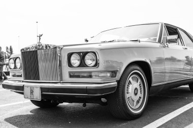 Chicago, Illinois, ABD - 08 Eylül 2024 Rolls Royce Camargue aracı, köşe manzaralı. Retro klasik araba. Rolls Royce Camargue arabası. Chicago 'da Rolls Royce Camargue