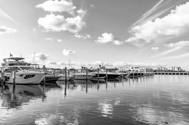 Lüks yat marinası. Lüks bir yat limanında. Lüks bir yaşam tarzı. Denizdeki sürat teknesi. Yaz tatili. Marina körfezi. Sefer teknesi denizde yüzüyor. Tekne turizmi. Deniz marinası..