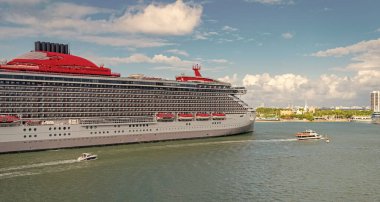 Gemi Miami sahil limanından ayrılıyor. Miami turu. Gemi seyahati. Yaz tatilindeki deniz yolculuğunun havadan görünüşü. Gemi turu ve deniz seyahati. Lüks yolcu gemisi yolculuğunun havadan görünüşü. Lüks gemi seyahati.