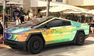 Miami, Florida, ABD - 08 Aralık 2024: Tesla Cybertruck 'ın elektrikli arabası. Tesla Cybertruck 'ın arabası dışarıda park edilmiş. Tesla Cybertruck, yan görüş. 2024 Tesla Cybertruck elektrikli kamyonet, araba akordu.