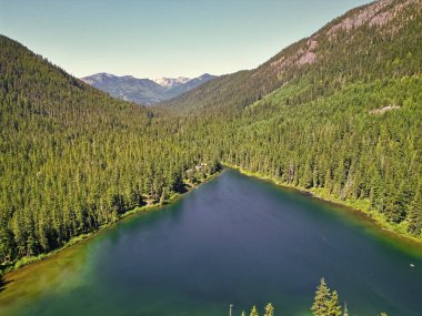 Doğa manzarası. Washington 'daki Cooper Gölü. Cooper Gölü 'nün popüler doğa yürüyüşü. Cooper gölü ve dağ manzarası. Cooper Gölü 'nün dağ ve orman manzarası. Nefes kesici manzara..