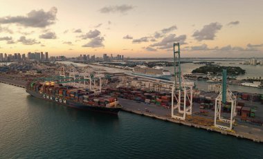 Miami, Florida - 11 Şubat 2025: ihracat ve ithalat. Miami Limanı. Kargo gemisi Miami 'de konteynırla dolu, anten. Nakliye konteynırı. Kargo konteynırlı Miami hava limanı. Kargo teslimatı.
