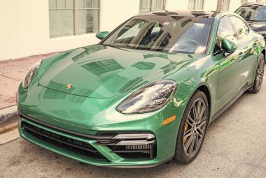Miami, Florida, ABD - 20 Aralık 2024: Porsche Panamera 2019 Gran Turismo spor fastback otomobil. Porsche Panamera 'nın lüks arabası. Porsche Panamera 'nın arabası dışarıda park edilmiş. Porsche Panamera, köşe görünümü.