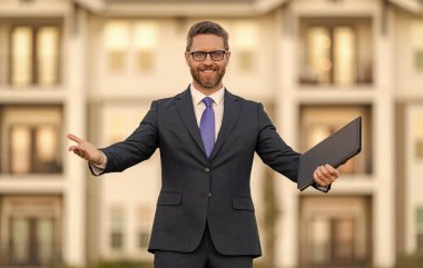 Emlak sigortası tanıtımı. Başarılı komisyoncu karşılaması. İpotek sigortacısı. Amerikalı satış müdürü. Satılık bir emlakçı. Takım elbiseli bir emlakçı. Kirala ya da yeni bir ev al. Ev sigortası.