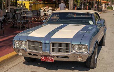 Miami, Florida, ABD - 06 Aralık 2024: Oldsmobile Cutlass Supreme 442 retro car. Oldsmobile Cutlass Supreme 'in eski arabası. Araba Oldsmobile Cutlass dışarı park etmiş. Oldsmobile Cutlass, köşe görünümü.