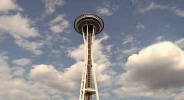 Seattle, Washington, ABD - 26 Temmuz 2024: Modern Seattle mimari simgesi. Uzay iğnesinin mimarisi. Seattle ve Space Needle kulesi. Gökyüzü kadar yüksek mimari simgesi. Seattle dönüm noktası.