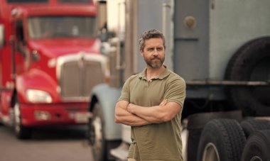 Nakliye araçları. Kamyonetin önündeki İspanyol adam. Yarı kamyon aracı. Kamyon şoförü. Ulaşım endüstrisi. Kamyonetin yanında bir adam var. Kamyon şoförü. Kamyon sahibi. Boşluğu kopyala.