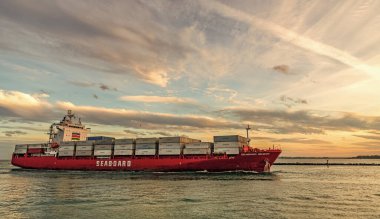 Miami, Florida, ABD - 3 Ocak 2025: Miami 'deki Seaboard Genesis kargo gemisi. Yük konteynırı kargo gemisine yüklendi. Hava görüntülü kargo gemisi limana giriyor. Konteyner gemisi.