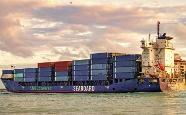 Miami, Florida, ABD - 14 Aralık 2024: konteyner gemisi. Miami 'de konteynırlı, hava manzaralı Kargo Kıyısı Mavi Gemi Servisi. Kargo gemisinde nakliye konteynırı. Kargo gemisi. Miami Limanı.