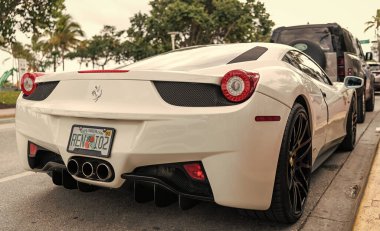 Miami, Florida, ABD - 07 Aralık 2024: 2016 Ferrari 458 Speciale spor arabası. Ferrari Speciale 'in lüks spor arabası. Ferrari Speciale 'in arabası dışarıda park edilmiş. Ferrari 458 Speciale, köşe görünümü.